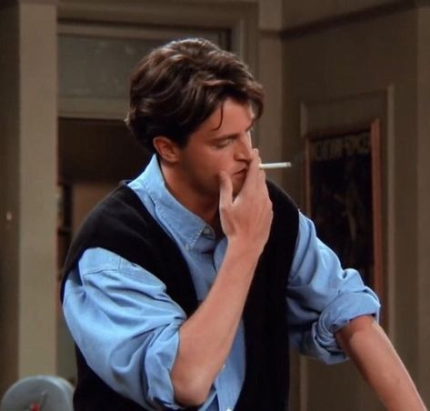 @90sperspective on Instagram: “First season Chandler Bing Tag someone who loves Chandler” Chandler Friends, Friends Best Moments, Friends Scenes, Friends Cast, Ross Geller, Phoebe Buffay, Friends Moments, Friends Series, Chandler Bing