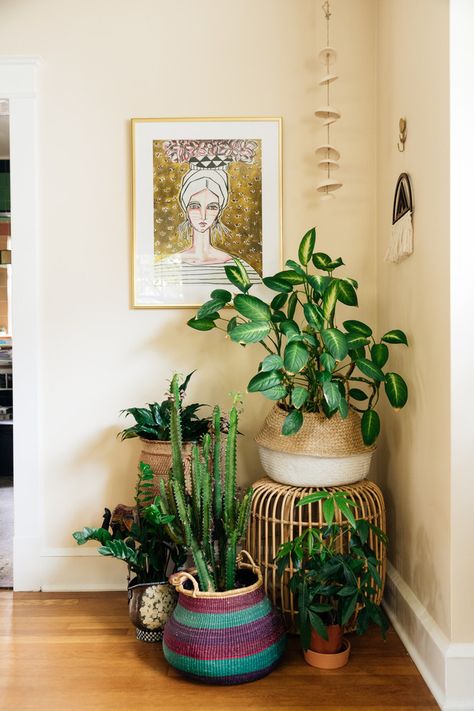 Plants Corner, Plant Decor Living Room, Living Room Plants Decor, Indoor Plants Styling, Tanaman Indoor, Plant Corner, Corner Plant, نباتات منزلية, Living Room Plants