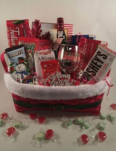 Burr Basket Ideas Christmas For Him, Snack Basket Christmas Gift, Maroon Gift Basket Ideas, Christmas Baskets For Adults, Christmas Theme Gift Baskets, Christmas Theme Basket, Boo Basket Christmas, Christmas Candy Gift Baskets, Christmas Basket Ideas For Best Friend