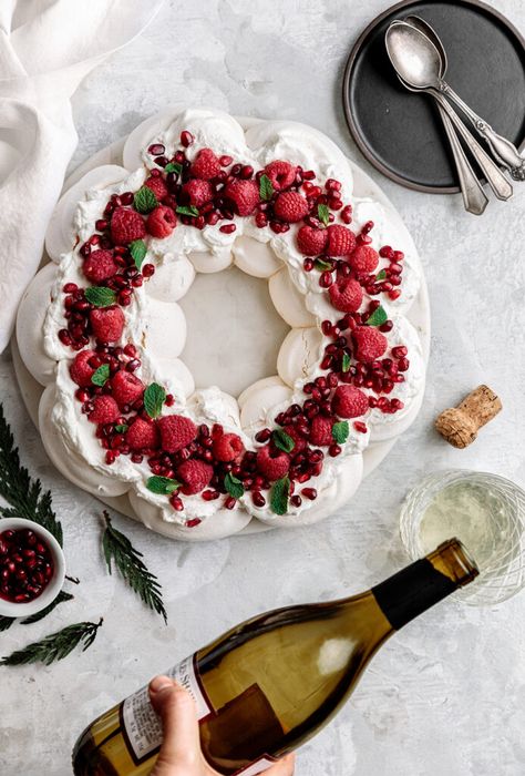 Pavlova Wreath, Christmas Pavlova, Jul Mad, Pavlova Recipe, Almond Cream, Läcker Mat, Christmas Cooking, Sugar Rush, Holiday Desserts