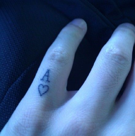 Heart Tattoo On Finger, Ace Tattoo, Tatuagem Masculina Pequena, Finger Tattoo For Women, Ring Finger Tattoos, Парные Тату, Ace Of Hearts, Small Hand Tattoos, Simplistic Tattoos