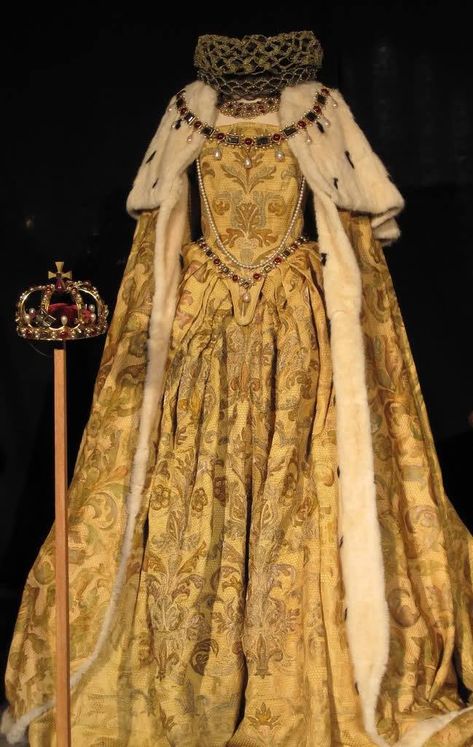 The actual coronation gown of Queen Elizabeth I Queen Elizabeth 1, Ratu Elizabeth, Elizabeth 1, Elizabethan Costume, Coronation Gown, Elizabethan Fashion, Gaun Abad Pertengahan, 16th Century Fashion, Tudor Fashion