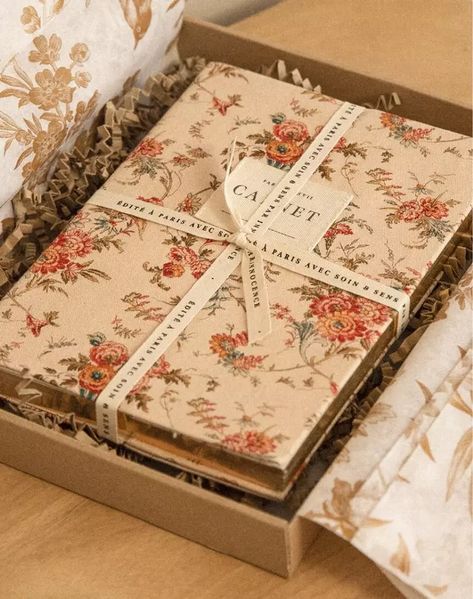 Notebook Wrapping Ideas, Cottagecore Packaging, Notebook Packaging, Notebook Gift Ideas, Notebooks Aesthetic, Book Packaging, Handmade Stationary, Vintage Stationary, Journal Business