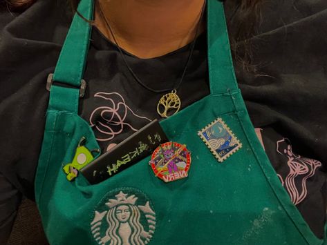 Cute Cafe Uniform Aesthetic, Starbucks Employee Outfit Ideas, Starbucks Employee Outfit, Starbucks Barista Aesthetic, Starbucks Barista Outfit, Starbucks Job, Romanticizing Work, Starbucks Employee, Barista Outfits