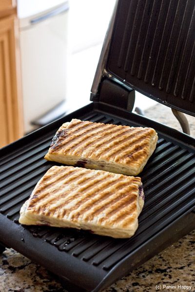 Homemade Pop Tarts...make your own breakfast fun Panini Grill Recipes, Homemade Poptart, Puff Pastry Jam, Panini Press Recipes, Indoor Grill Recipes, Homemade Pop Tarts, Panini Grill, Grill Press, Panini Recipes