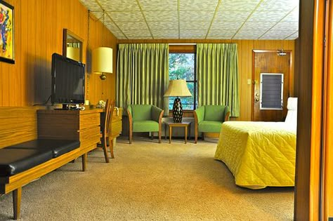 Motel Room Interior - The Koolwink in Romney, WV. Motel Interiors, Cheap Motels, Retro Rooms, Green Chairs, Vintage Motel, School Tv, Tv Set Design, Motel Room, Cute Dorm Rooms