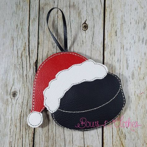 Hockey Ornaments Diy, Hockey Christmas Ornaments, Hockey Ornaments, Felt Ornaments Diy, Hockey Christmas, Hockey Gifts, Hockey Puck, Santa Ornaments, Felt Ornaments