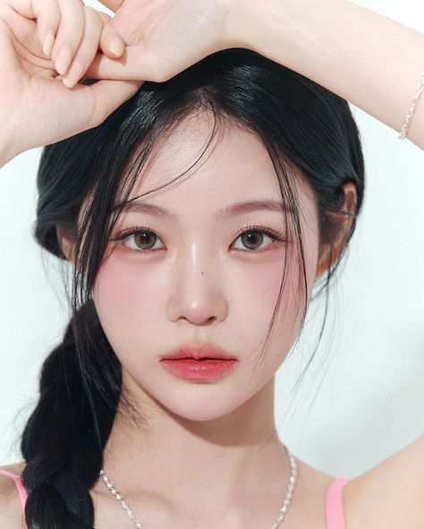 🍓 | Instagram Warm Tone Makeup, Makeup Looks Prom, Asian Makeup Tutorials, 얼굴 드로잉, Casual Makeup, Graduation Makeup, Ethereal Makeup, 사진 촬영 포즈, Soft Makeup