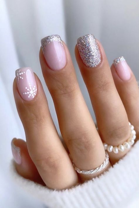 Classy Christmas Nails, Silver Nail Designs, Unghie Sfumate, Holiday Nail Designs, Christmas Nails Easy, Christmas Gel Nails, Classy Christmas, Nails 2021, Christmas Nails Acrylic