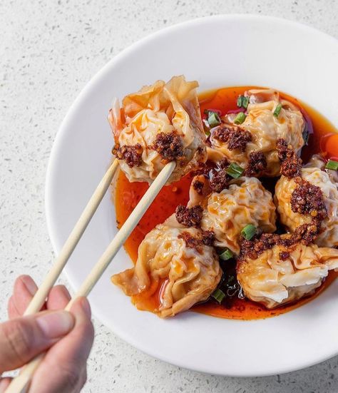 Dumplings 🥟❤️ on Instagram: “Spicy Bottoms by @jaderestaurantatx #🥟🥢 #gyoza #만두 #gyoja #mandoo #mandu #饅頭 shenjianbao #soupdumplings #xlb #xiaolongbao #wonton…” Chili Oil, Japchae, Dumplings, Meatballs, Asian Recipes, Chili, A Photo, Favorite Recipes, Meat