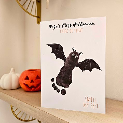 Treasure those tiny toes with this adorable babies first Halloween card. Fully personalised with your child's name and personalised message. Printed on high quality 5x7 250gsm card, I also send you two copies encase of any mishaps and high quality black poster paint and some googly eyes to add on once the paint is dry. Plus easy to use instructions on how to get the perfect print.  These can be given to family and friends or popped in a memory box or frame to treasure for years to come.  If you Easy Baby Halloween Crafts, Baby Halloween Canvas Art, Baby Halloween Pumpkin Painting, Feet Painting Ideas For Kids, Halloween Foot Print Art, Halloween Crafts Painting, Halloween Baby Crafts Footprint Art, Bat Footprint Art, Black Crafts For Toddlers