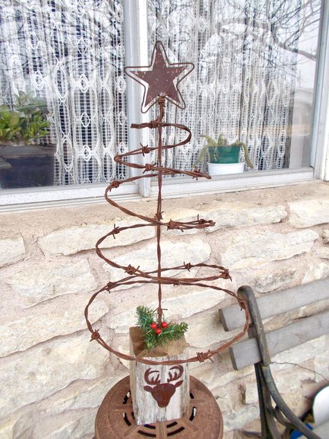 Barbed Wire Decor, Barbed Wire Wreath, Wire Christmas Tree, Homemade Christmas Ornaments Diy, Barbed Wire Art, Country Christmas Trees, Wire Knitting, Barb Wire, Barn Wood Projects