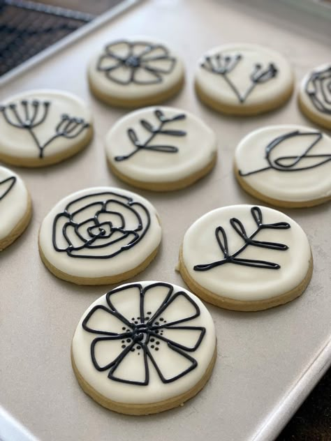 Cookie Decorating Ideas For Beginners, Beginner Cookie Decorating Designs, Cookie Decorating Icing Ideas, Circle Royal Icing Cookies Simple, Aesthetic Cookie Decorating, Simple Royal Icing Design, Royal Icing Cookies Designs Circle, Thank You Cookies Decorated Simple, Minimalist Cookie Decorating