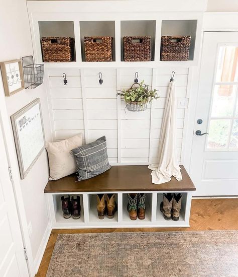 Mudroom Entry, Entryway Inspo, Built In Cubbies, Small Mudroom Ideas, Mudroom Cubbies, Mudroom Remodel, Farmhouse Mudroom, Diy Entryway Bench, Best Rugs