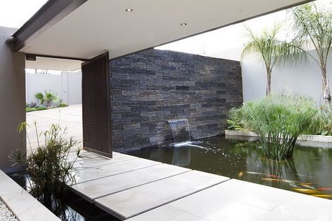 Dramatic Contemporary Residence Amazes With Stunning Design And Decor Hyde House, Contemporary Water Feature, Indoor Pond, Large Pond, Taman Air, Air Mancur, Beautiful Home Gardens, Ikan Koi, Indoor Water Fountains