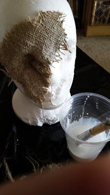 How To Make a Cheap and Scary Scarecrow Head Strašidelný Halloween, Diy Halloween Masks, Scary Scarecrow, Halloween Gesicht, Cheap Diy Halloween Decorations, Scary Halloween Decorations Diy, Halloween Props Diy, Halloween Party Decorations, Halloween Scarecrow