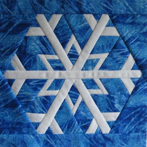 Enjoy snow without the cold and shoveling by paper piecing this delicate snowflake block.  Paper piece as many as 4 different version of this snowflake from a single paper piecing template design, just by carefully choosing color placement. Foundation Paper Piecing Templates, Snowflake Quilt, Christmas Quilt Blocks, Christmas Patchwork, Paper Pieced Quilt Patterns, Quilt Modernen, Paper Pieced Quilt, Holiday Quilts, Snow Flakes