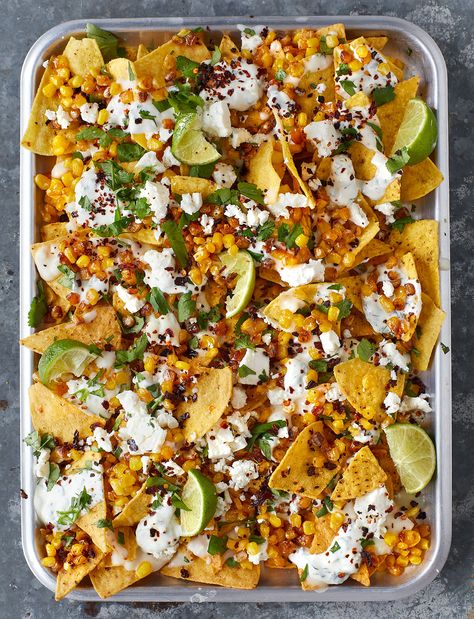 Perfect for a party, our sweetcorn nachos recipe is fresher, lighter and based on elote - a Mexican grilled corn street food. Suitable for veggies and just 20 minutes from start to finish, gather your friends round and dive in! Mexican Night Recipes, Mexican Night Ideas, Mexican Night Party, Mexican Food Vegetarian, Mexican Theme Party Food, Mexican Food Night, Corn Nachos, Mexican Dinner Party, White Pasta Sauce Recipe