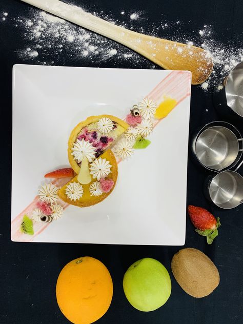 Fruit Salad Plating Ideas, Fruit Tart Plating, Plated Tart Dessert, Pie Plating Ideas, Pastry Plating Ideas, Plating Pie, Tart Plating Ideas, Cheesecake Plating Ideas, Cake Plating Ideas