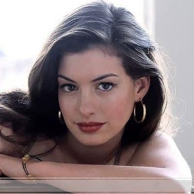 Anne Hathaway Anne Hathaway Makeup Looks, 90s Makeup Model, Anne Hathaway Makeup Tutorial, 90s Hollywood Actresses, Anne Hathaway Face, 90s Actors Women, Anne Hathaway 90s Aesthetic, Ann Hathaway Aesthetic, Anne Hathaway 2000s