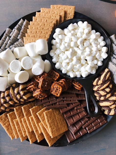 Smores Platter, Smore Board, Yummy In My Tummy, Dessert Platter, Junk Food Snacks, Party Food Platters, Charcuterie Recipes, Food Displays, Sweet Snacks Recipes