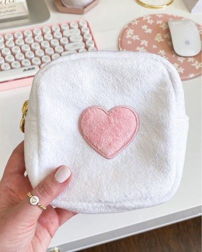 Cute Pouch Aesthetic, Make Up Pouch Aesthetic, Stoney Clover Pouch Ideas, Aesthetic Pouches, Aesthetic Pouch, Pouch Aesthetic, Cute Pouches, Pink Keyboard, Desain Tote Bag