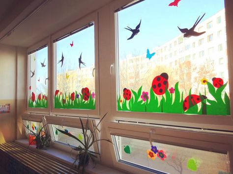 Dekoracija vrtec Class Board Decoration, Winter Outdoor Decorations, Winter Classroom Decorations, Decoration Creche, Classroom Window, Preschool Decor, Spring Window, Winter Decorations Diy, Diy Outdoor Decor