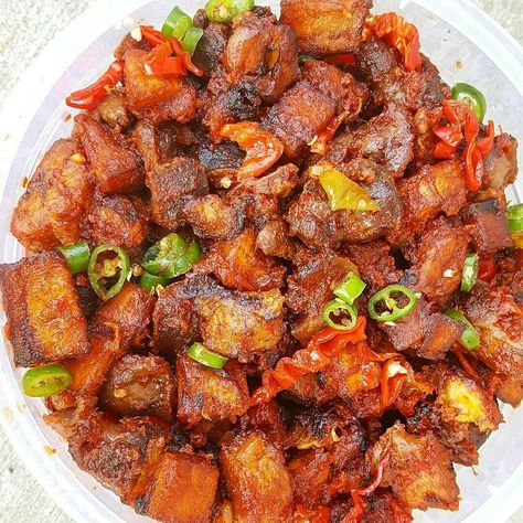 @Regrann from @9jasoulfood - SPICY FRIED PLANTAIN AND GIZZARD #clientmeal#....Atlanta based email or Dm for enquiries #Regrann #plantain #dodo #dodogizzard #gizzard #spicy #naijafood #9jafoodie #african #africanfood #nigerian #nigerianfood #thebest #best Nigerian Snacks, Fried Plantain, Ghanaian Food, Chicken Gizzards, African Dishes, Food Business Ideas, Food Tech, Plantains Fried, Nigerian Food