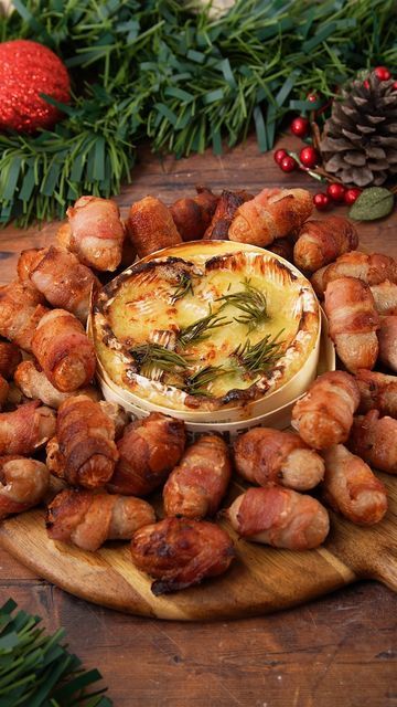 Christmas Baked Camembert, Christmas Eve Nibbles, Pigs In Blankets Christmas, Christmas Eve Cheese Board, Xmas Canape Ideas, Christmas Cheese Recipes, Christmas Cooking Savoury, Christmas Canopies Food, Christmas Canapes Make Ahead