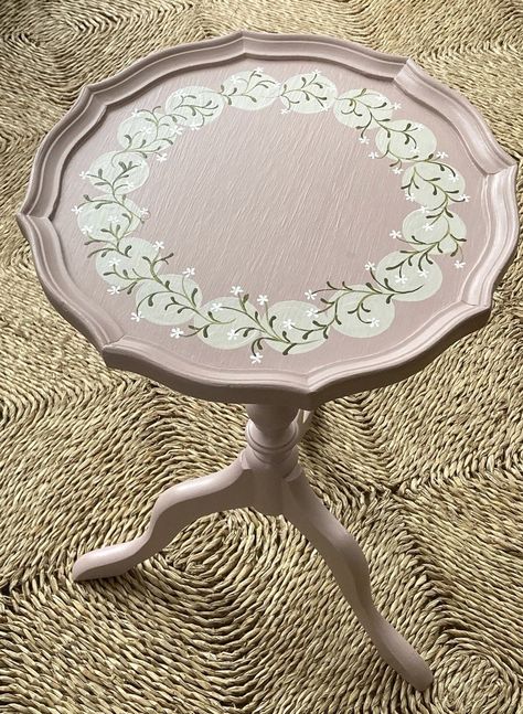 Pink Antique Furniture, Shabby Chic Painted Furniture, Painted Wooden Tables Ideas, Decorated Furniture Painting, Floral Painted Table, Paint Table Ideas, Painting On Furniture, Vintage Hand Painted Furniture, Table Painting