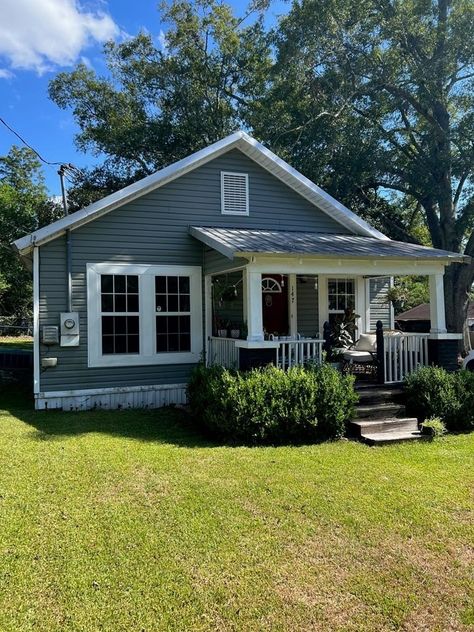 Circa 1935 Cheap House in Georgia $100K - Old Houses Under $100K House In Georgia, Nice Houses Small, Small Old House, Small House Videos, Rundown House, Picture Of A House, Old House Renovation, House Format, Average House