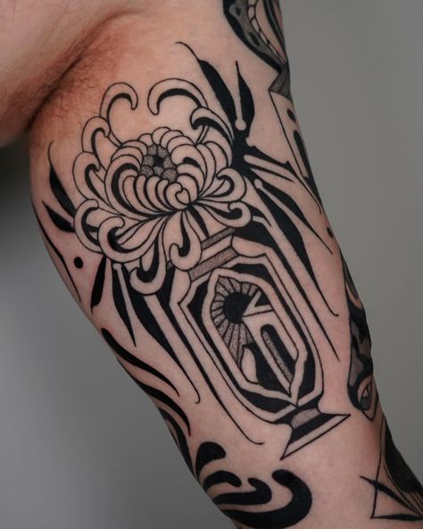 Fully healed wannado! Thanks Paul. #healedtattoo #healed #chrysanthemum #chrysanthemumtattoo #vasetattoo #blackworktattoos Black And Grey Chrysanthemum Tattoo, Chrysanthemum Tattoo, Painting Tattoo, Chrysanthemum, Tattoo On, Traditional Tattoo, Blackwork, Black And Grey, Paintings