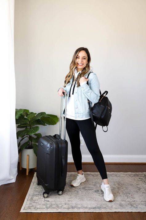 Petite friendly travel outfits | petite style | travel outfits | airport outfits Sightseeing Outfit, Comfortable Travel Outfit, Outfit Petite, Airplane Outfits, Engagement Photo Outfits Fall, Summertime Outfits, Winter Travel Outfit, Trip Outfits, Outfits Petite