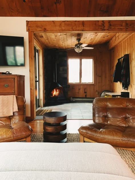 Tan And Black Bedroom, Make A Living Room Cozy, Cabin Interiors Rustic, Modern Cabin Interior, Cabin Renovation, Cabin Interior Design, Log Cabin Interior, Cabin Chic, Cabin Living Room