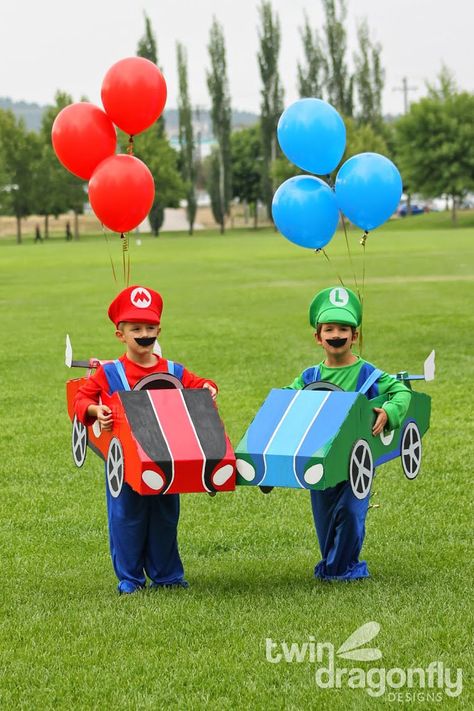 These crafty Mario and Luigi Go Kart costumes will make your kids feel like they've been transported into their favorite video game. Luigi Halloween Costume, Mario Und Luigi, Luigi Costume, Easy Diy Halloween Costumes, Mario Costume, Mario E Luigi, Super Mario And Luigi, Mario Birthday Party, Diy Costumes Kids