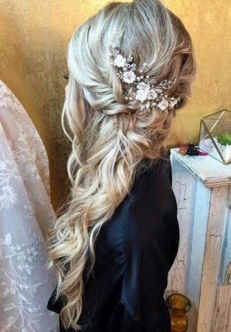 Side Swept Bridal Hair Side Swept Bridal Hair, Bridal Hair Side Swept, Bridesmaid Hair Side, Bridal Hair Half Up, Bridal Hair Down, Wedding Hair Side, Wedding Hair Half, Side Swept Hairstyles, Wedding Hairstyles Bride