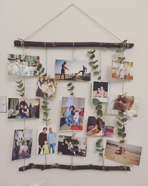 Wood Stick Craft, Diy Picture Hanger Ideas, Craft With Wooden Sticks, Diy Hanging Photo Display, Hanging Stick Decor, Stick Hanging Decor, Diy Hanging Pictures, Hanging Pictures On String, Wood Sticks Decor