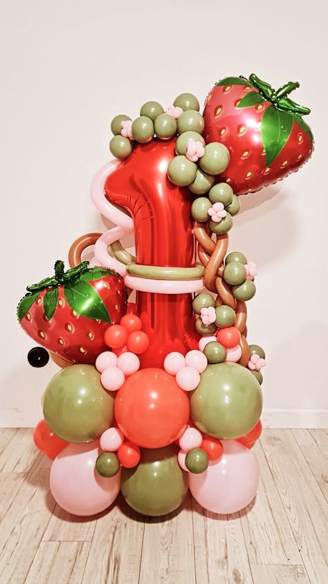 Strawberry balloon idea Strawberry Balloon Bouquet, Strawberry Balloon Decor, Strawberry Centerpiece Ideas, Strawberry Balloons, Jordan Baby Shower, Watermelon Theme, First Birthday Balloons, 1st Birthday Balloons, 16 Balloons