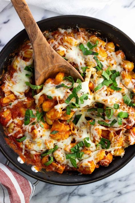 A skillet of chicken Parmesan gnocchi with a wooden serving spoon in it. Chicken Parmesan Gnocchi Skillet, Gnocchi Skillet With Chicken Sausage, Chicken Parmesan Gnocchi, Dinners Pasta, Parmesan Gnocchi, Gnocchi Recipes Easy, Gnocchi Dishes, Instagram Backgrounds, Fancy Foods