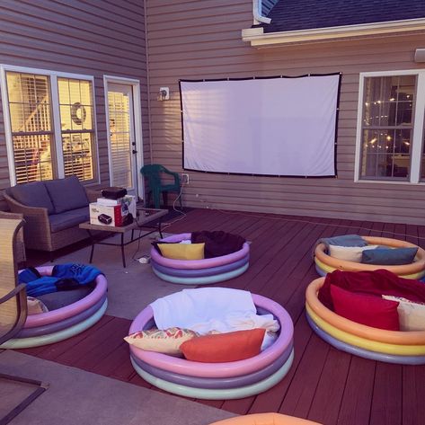 Indoor Movie Night Seating, Outside Party Set Up, Outdoor Movie Pool Seating, Outside Movie Birthday Party, Backyard Movie Party Seating, Outdoor Movie Night Trampoline, Blow Up Pool Movie Night, Inflatable Pool For Movie Night, Dive In Movie Party Ideas