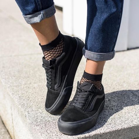 Vans Old Skool noires + chaussettes en résille + jean roulotté = le bon look Black Vans Outfit, Vans Classic Old Skool, Tenis Vans, Fishnet Socks, Vans Outfit, Old Skool Black, Black Vans, Outfit Trends, School Shoes