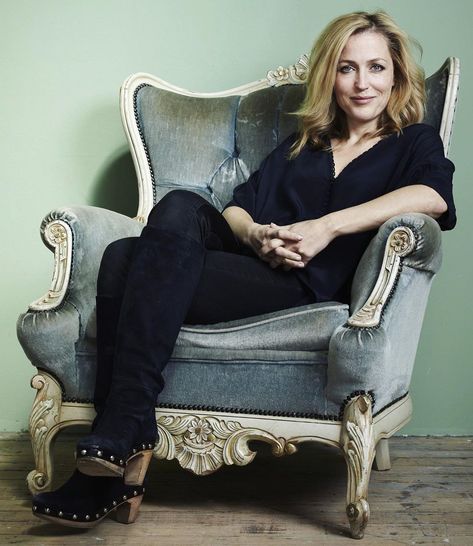 Gillian Scully on Instagram: “😍😍 • • • #gilliananderson #gillianleighanderson #gillianandersonisbeautiful #rolemodel #idol #actress #womanpower #girlpower #womancrush…” Jamie Baker, Black Clogs Outfit, Stella Gibson, The House Of Mirth, Power Photos, Clogs Outfit, Fbi Special Agent, Dana Scully, Personal Branding Photoshoot