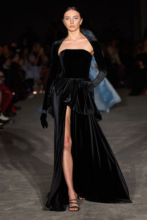 Christian Siriano Fall 2022 Ready-to-Wear Fashion Show Collection: See the complete Christian Siriano Fall 2022 Ready-to-Wear collection. Look 56 Couture, Look Gatsby, Black Velvet Gown, Peplum Gown, Runway Gowns, Belle Silhouette, Runway Dresses, Christian Siriano, Glam Dresses