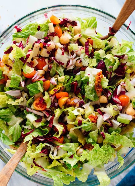 Vegetarian Italian Chopped Salad - Cookie and Kate Chopped Salad Recipe, Lettuce Salad Recipes, Menu Sarapan Sehat, Vegetarian Salad, Chopped Salad Recipes, Vegetarian Italian, Italian Chopped Salad, Resep Salad, Vegetarian Salad Recipes