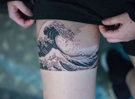 Japanese Wave Tattoos, Art Inspired Tattoos, Wave Tattoo Design, Girls With Sleeve Tattoos, Kunst Tattoos, Tattoo Master, Bicep Tattoo, Inspiration Tattoos, The Great Wave