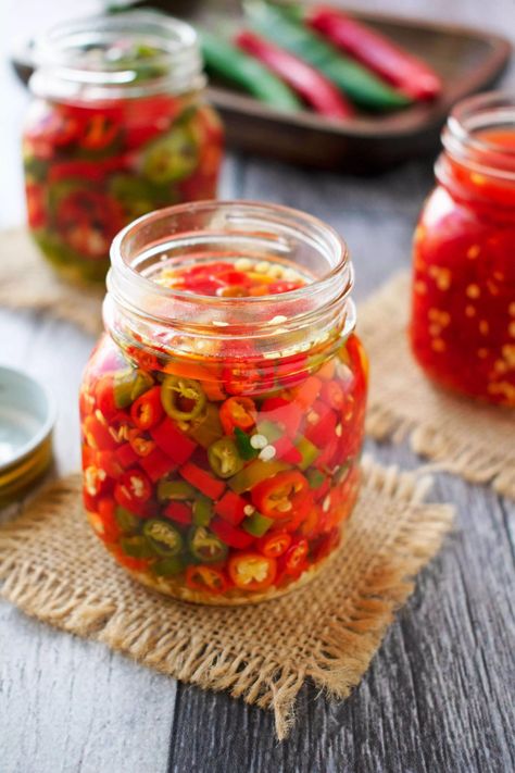 Pickled Chillies, Thit Kho, Thai Peppers, Thai Chili Pepper, Chili Pepper Recipes, Air Fried Chicken, Creme Caramel, Pickled Vegetables, Chilli Pepper