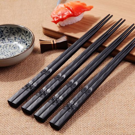 Chinese Gifts, Chop Sticks, Desain Pantry, Japanese Chopsticks, Sushi Set, Japanese Sushi, Sushi Recipes, E Dawn, Sushi Restaurants