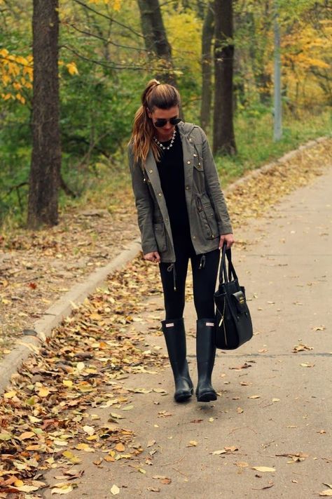 Fall Weekend Wardrobe - olive utility jacket and all black outfit underneath How To Wear Rain Boots, Rain Boot Outfit, Hunter Boots Outfit, Comfy Fall Outfits, Hunter Boot, Black Rain Boots, Boating Outfit, Army Jacket, Stil Inspiration