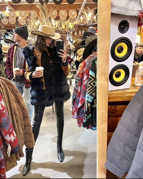 Botas Outfit, Jackson Hole Vacation, Western Chic Fashion, Apres Ski Outfits, Apres Ski Style, Dresses With Cowboy Boots, Nashville Outfits, Snow Outfit, Cowgirl Chic