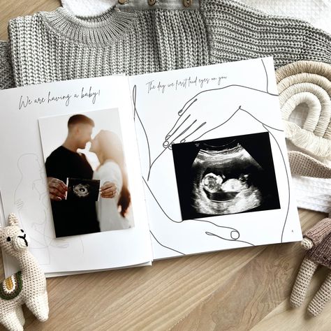 Scrapbook Baby Book Ideas, First Year Baby Book, Pregnancy Scrapbook, Diy Cape, Baby Books Diy, Album Photo Scrapbooking, Cadeau Baby Shower, Pregnancy Journal, Photo Album Diy